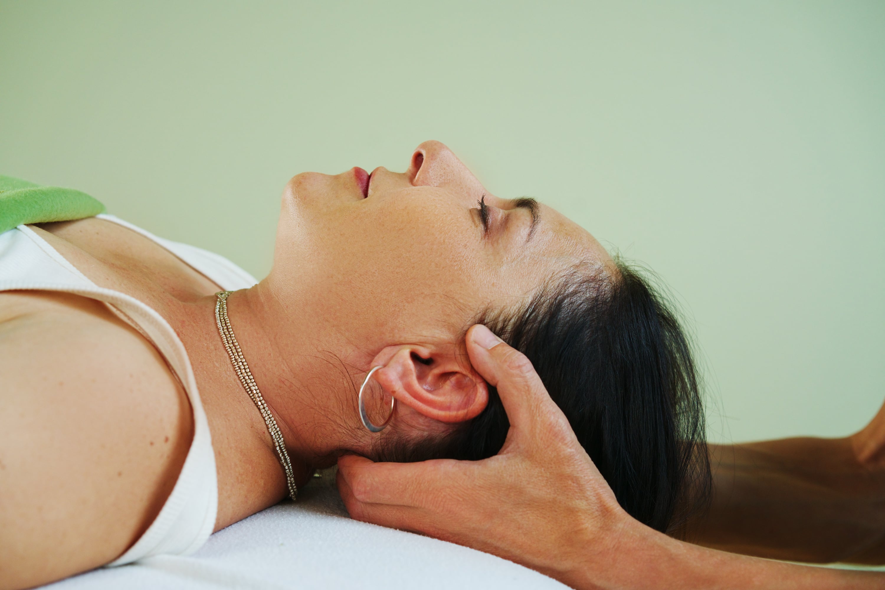 Massage afspænding berøring spændinger stress stiv nakke tynd mave søvnbesvær